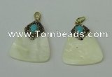 CGP285 35*40mm triangle pearl shell pendants wholesale