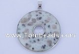 NGP615 5pcs 6*41mm kiwi stone with brass setting donut pendants